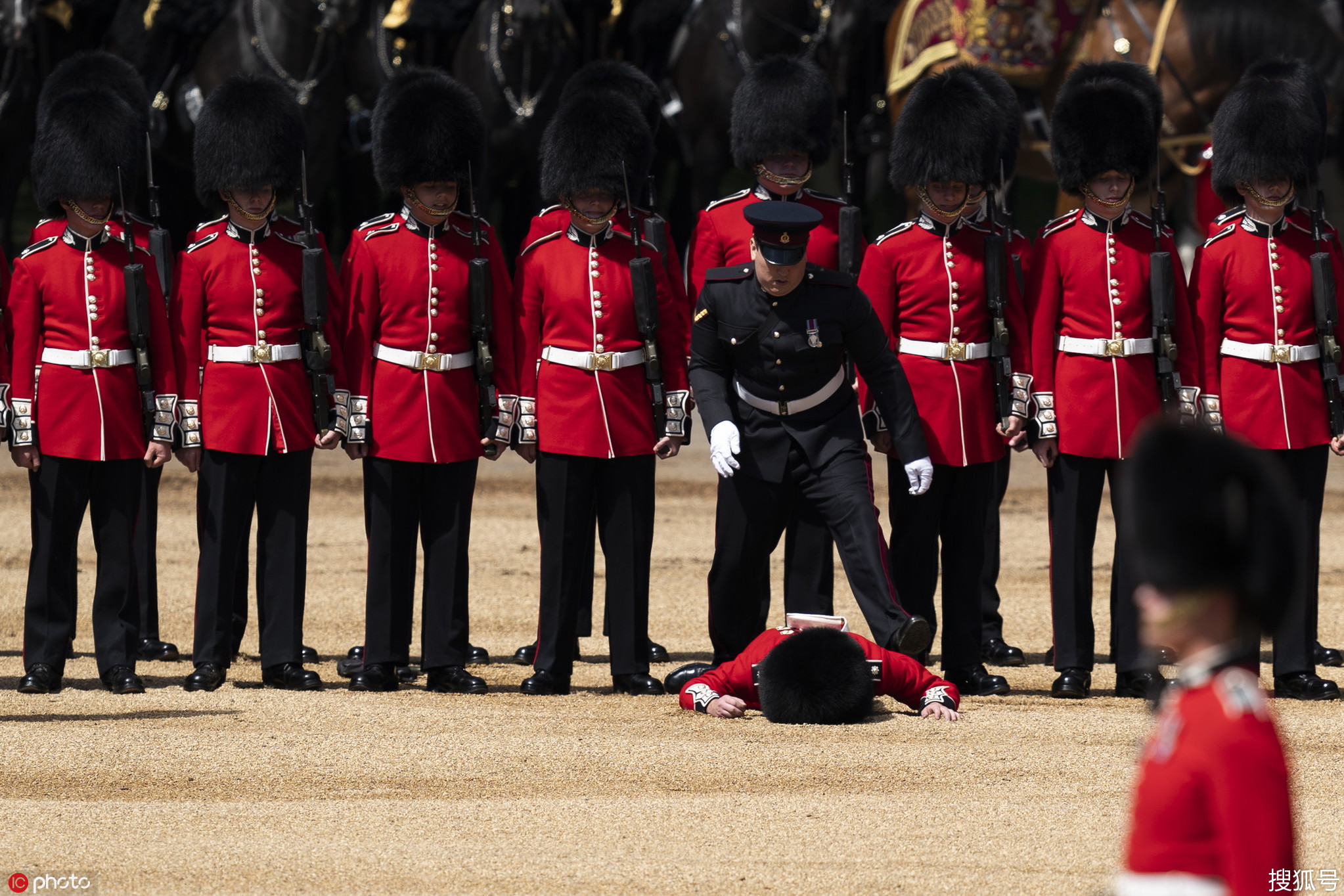 英士兵受閱時佩劍差點刺中特朗普英士兵受閱時佩劍險刺特朗普，閱兵儀式背后的故事