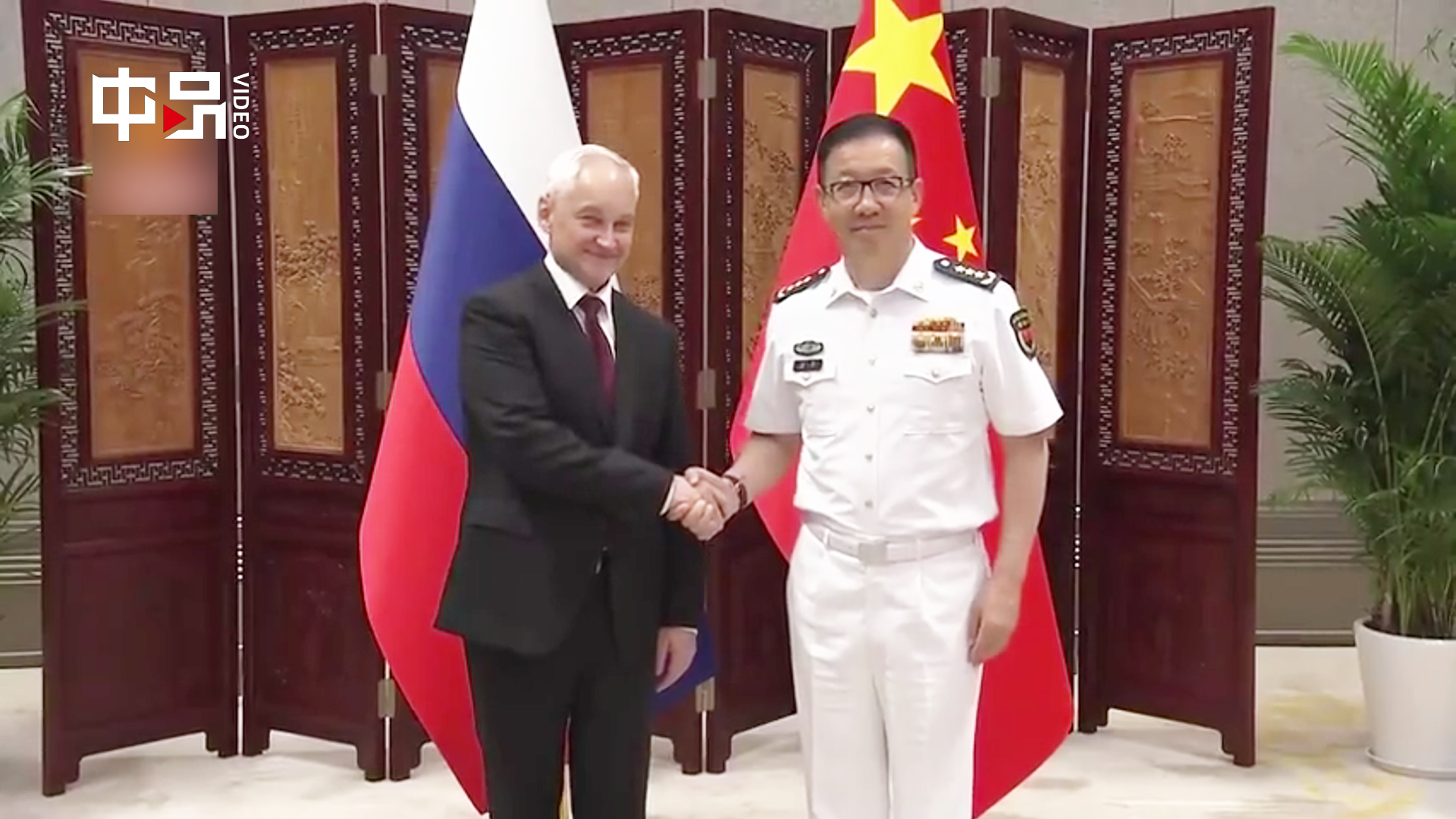 多國(guó)軍官排隊(duì)與董軍握手多國(guó)軍官排隊(duì)與董軍握手，國(guó)際間的友誼見(jiàn)證