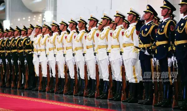 外國(guó)女代表被三軍儀仗隊(duì)帥到了外國(guó)女代表被三軍儀仗隊(duì)帥到了，震撼的瞬間與文化的交流