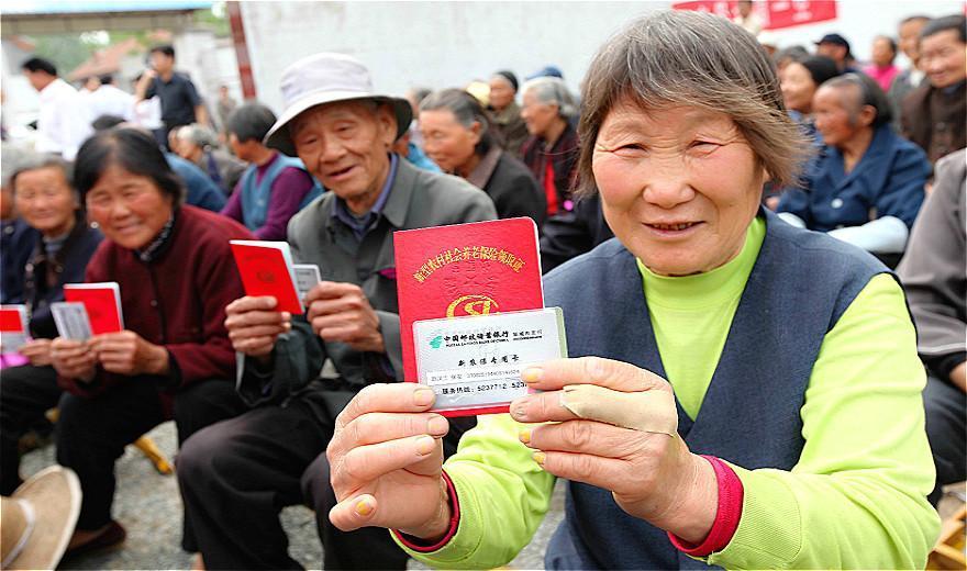 早退休和晚退休領(lǐng)取的退休金有什么區(qū)別早退休和晚退休領(lǐng)取的退休金的主要區(qū)別在于數(shù)額和增長(zhǎng)機(jī)制。