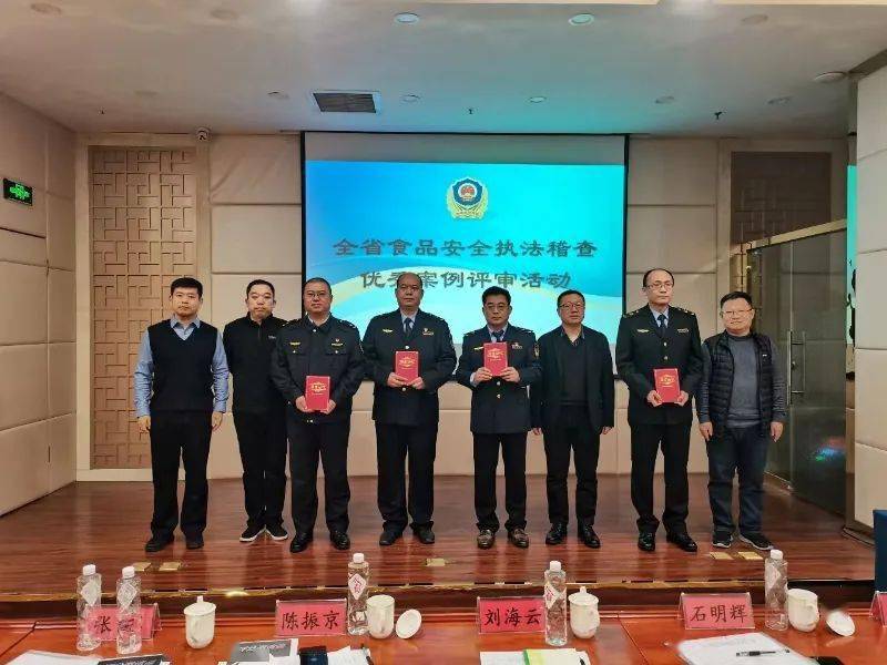 優(yōu)秀執(zhí)法案例1. 昆山反殺案，該案件中的執(zhí)法人員在面對復(fù)雜的情況時，表現(xiàn)出了極高的法律素養(yǎng)和冷靜的判斷力。他們依法處理，確保了案件的公正性，同時也維護了社會的穩(wěn)定。
