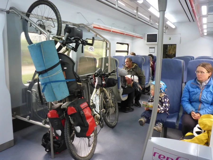 旅客推自行車上高鐵旅客推自行車上高鐵，一種新興的出行方式探討