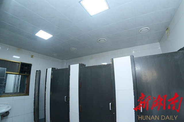 湖南一學(xué)校將公廁改宿舍讓學(xué)生居住湖南一學(xué)校創(chuàng)新舉措，公廁改造宿舍，學(xué)生居住新模式