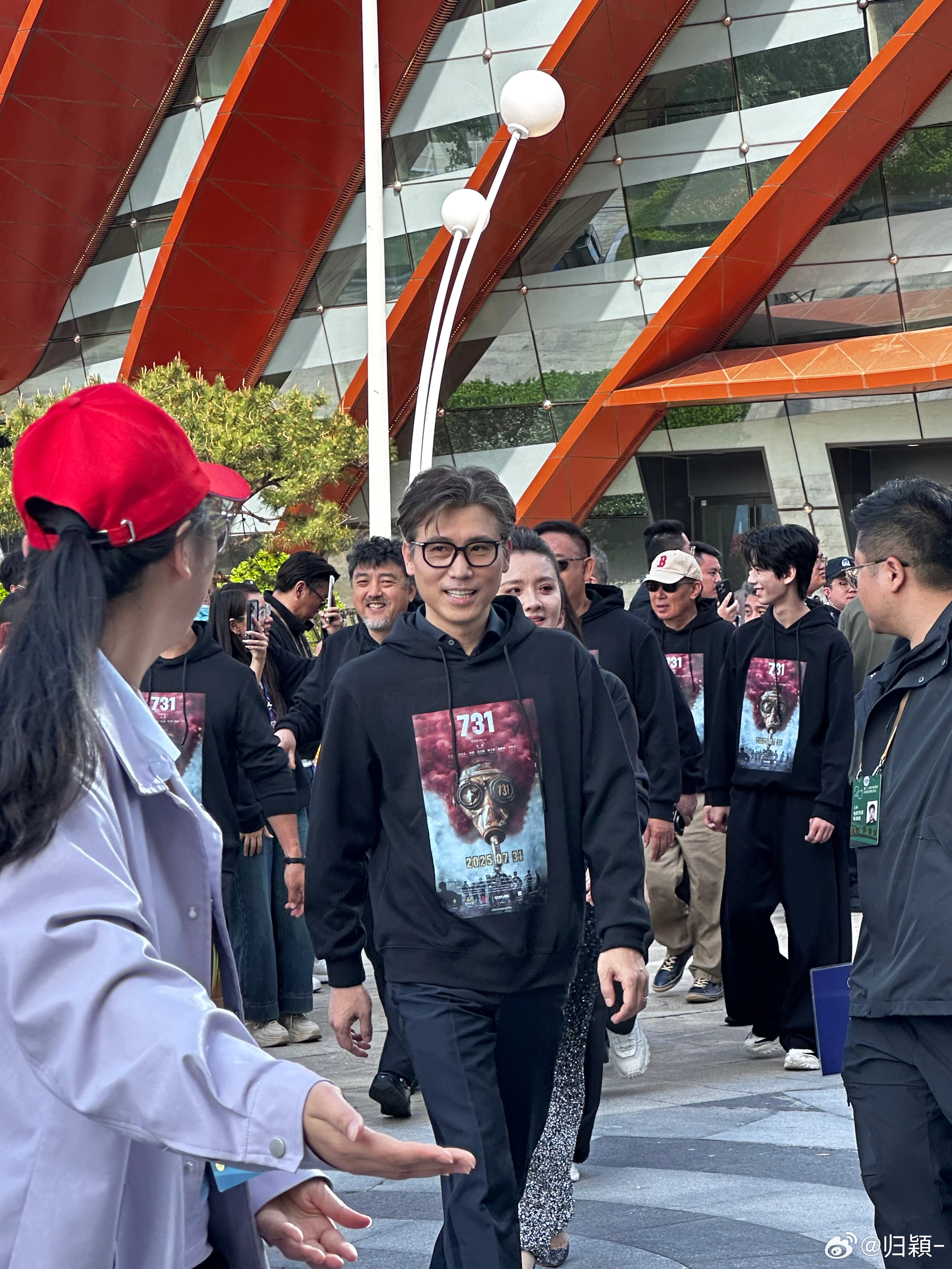 李乃文首次看電影《731》時(shí)幾度落淚關(guān)于李乃文首次看電影731時(shí)落淚的情況，目前沒(méi)有明確的報(bào)道或公開信息來(lái)確切描述他落淚的次數(shù)。