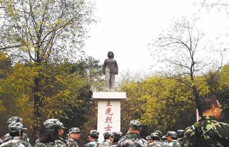 剖腹取出嬰兒的電影銀幕上的剖腹取出嬰兒，電影深度解析