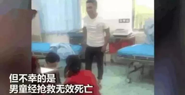 男童關(guān)家中半年死亡因被疑非親生男童家中半年死亡疑云重重，揭開真相，守護(hù)無辜生命