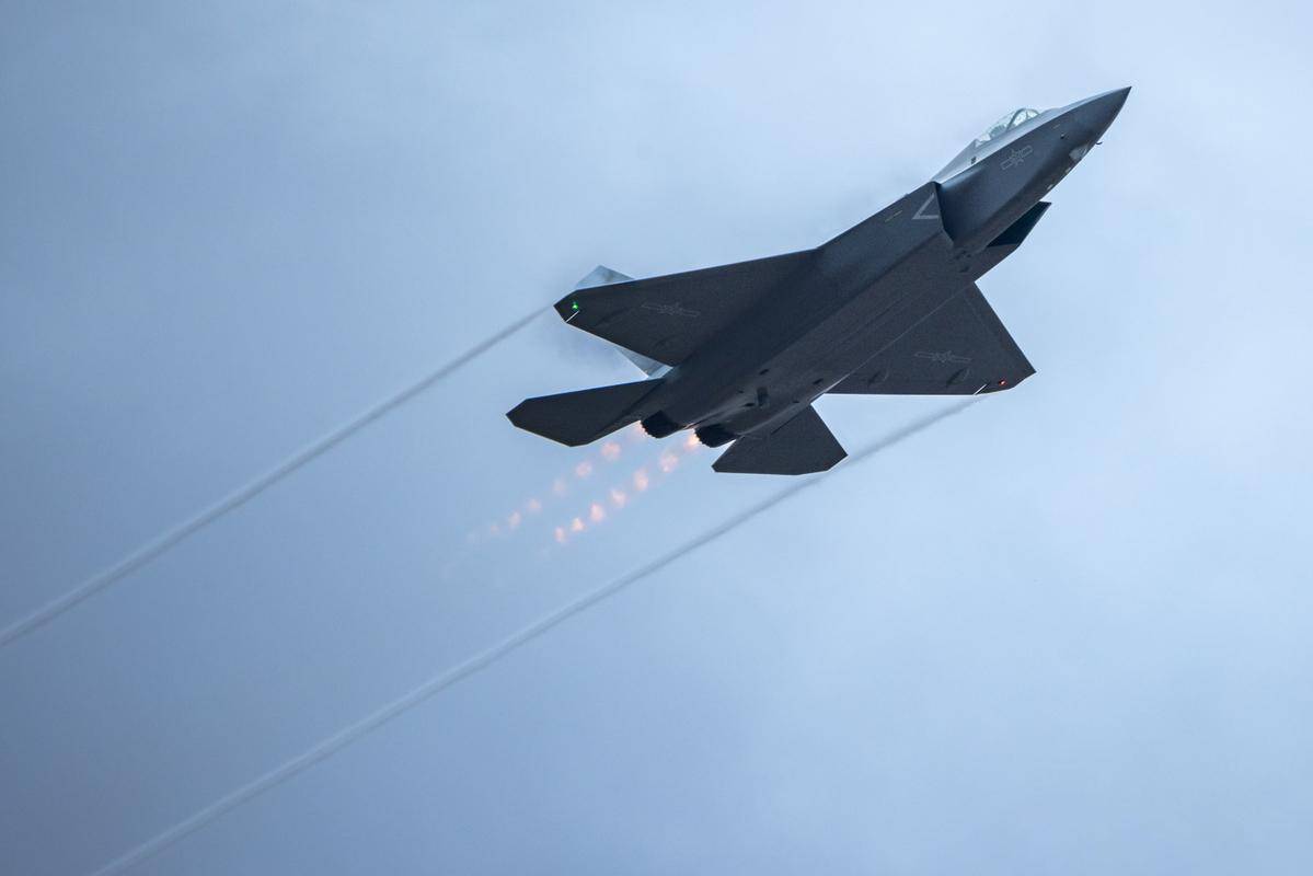 殲-20S指揮無人機(jī)打預(yù)警機(jī)殲-20S指揮無人機(jī)是一款先進(jìn)的無人機(jī)型號(hào)，具備高度智能化和自主作戰(zhàn)能力。預(yù)警機(jī)在現(xiàn)代戰(zhàn)爭(zhēng)中扮演著重要的角色，負(fù)責(zé)偵察、指揮和控制任務(wù)。關(guān)于殲-20S指揮無人機(jī)與預(yù)警機(jī)之間的對(duì)抗或合作，目前沒有明確的實(shí)際案例或公開報(bào)道。