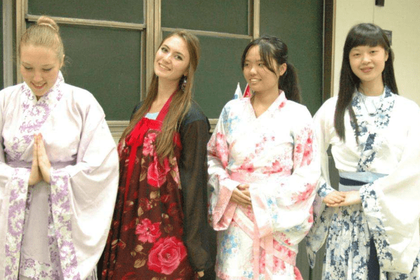 俄羅斯游客來中國(guó)愛買什么俄羅斯游客來中國(guó)旅游時(shí)，通常會(huì)購(gòu)買一些具有中國(guó)特色和文化內(nèi)涵的商品作為紀(jì)念品或禮物。以下是一些受歡迎的購(gòu)買選擇