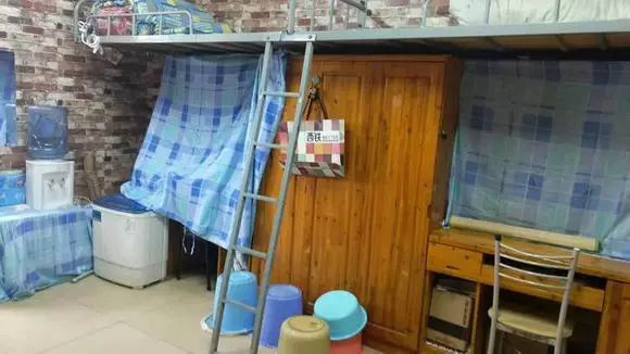 湖南一學校將公廁改宿舍讓學生居住湖南某學校公廁改造宿舍，學生居住的新選擇？
