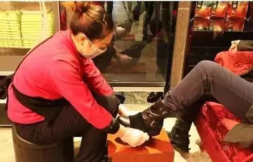 店長回應(yīng)員工脫下鞋放進(jìn)小料盆店長回應(yīng)員工脫下鞋放進(jìn)小料盆事件，反思企業(yè)管理和員工素質(zhì)培養(yǎng)