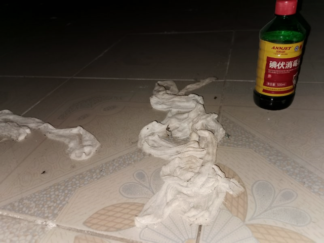 老人被曝用廢棄空瓶灌水賣(mài)游客老人被曝用廢棄空瓶灌水賣(mài)游客，背后的故事與思考