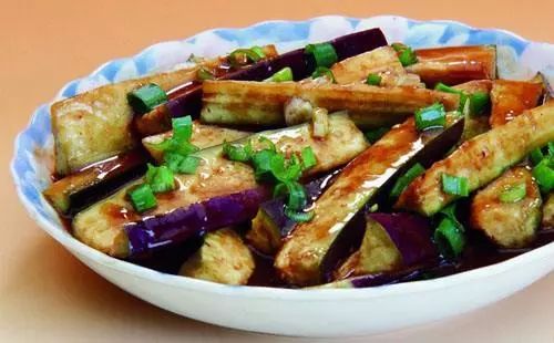 炒茄子里吃出假牙套如果您在炒茄子這道菜中吃出了假牙套，這顯然是一種非常不愉快且令人擔憂的經(jīng)歷。以下是您應(yīng)該采取的一些步驟