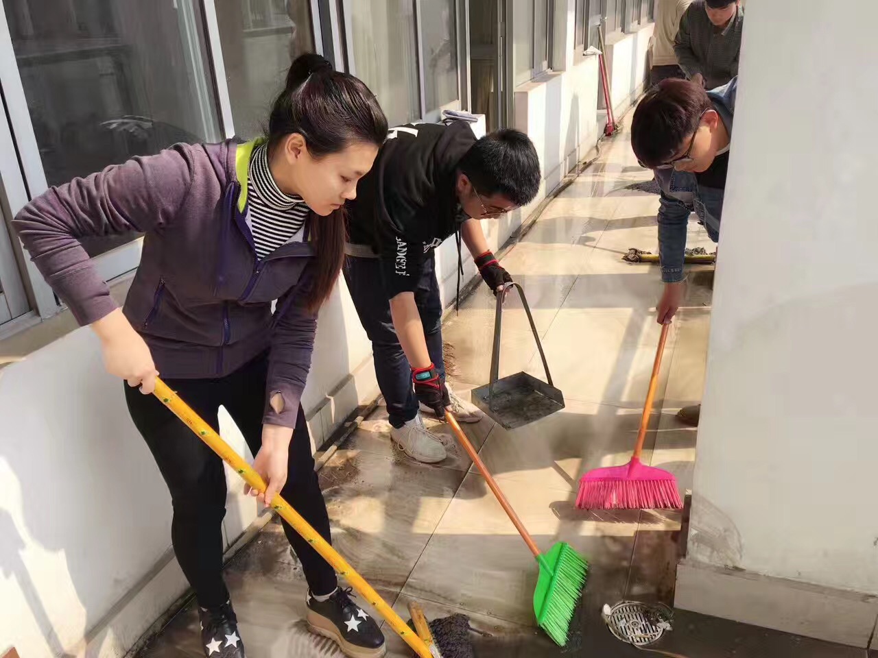 學(xué)生站窗外打掃衛(wèi)生學(xué)生站窗外打掃衛(wèi)生，新時(shí)代校園風(fēng)景線的新解讀