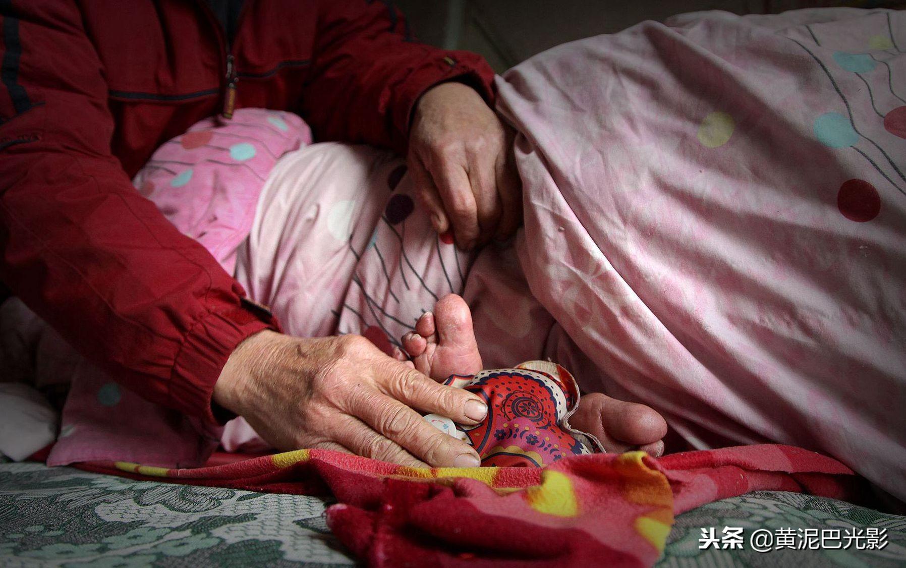 學(xué)生打掃學(xué)校衛(wèi)生的照片學(xué)生打掃學(xué)校衛(wèi)生的照片，記錄青春最美的瞬間