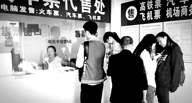 又舊又沒(méi)人 火車票代售點(diǎn)該淘汰嗎關(guān)于火車票代售點(diǎn)是否應(yīng)該被淘汰，這是一個(gè)復(fù)雜的問(wèn)題，需要綜合考慮多個(gè)因素。