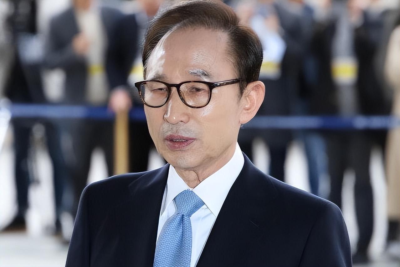 樸槿惠與李明博時隔12年再會樸槿惠與李明博時隔十二年的重逢，歷史與未來的交匯點