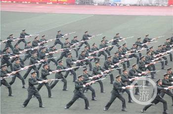 長春航展高校某部刺殺操表演太燃了長春航展高校某部刺殺操表演震撼人心，熱血激情燃爆全場！