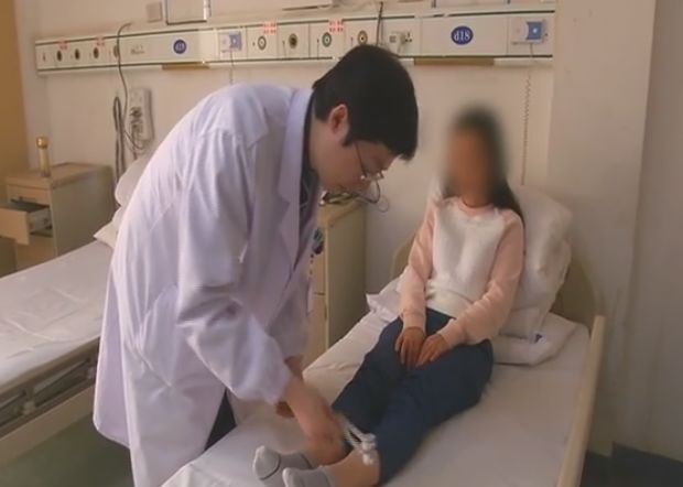 癱瘓女子意念取物癱瘓女子意念取物，科技與人性的融合
