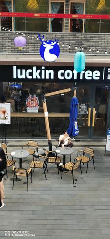瑞幸咖啡門店回應被貓踩塌天花板瑞幸咖啡門店遭遇意外，天花板被貓踩塌，門店回應展現(xiàn)企業(yè)社會責任