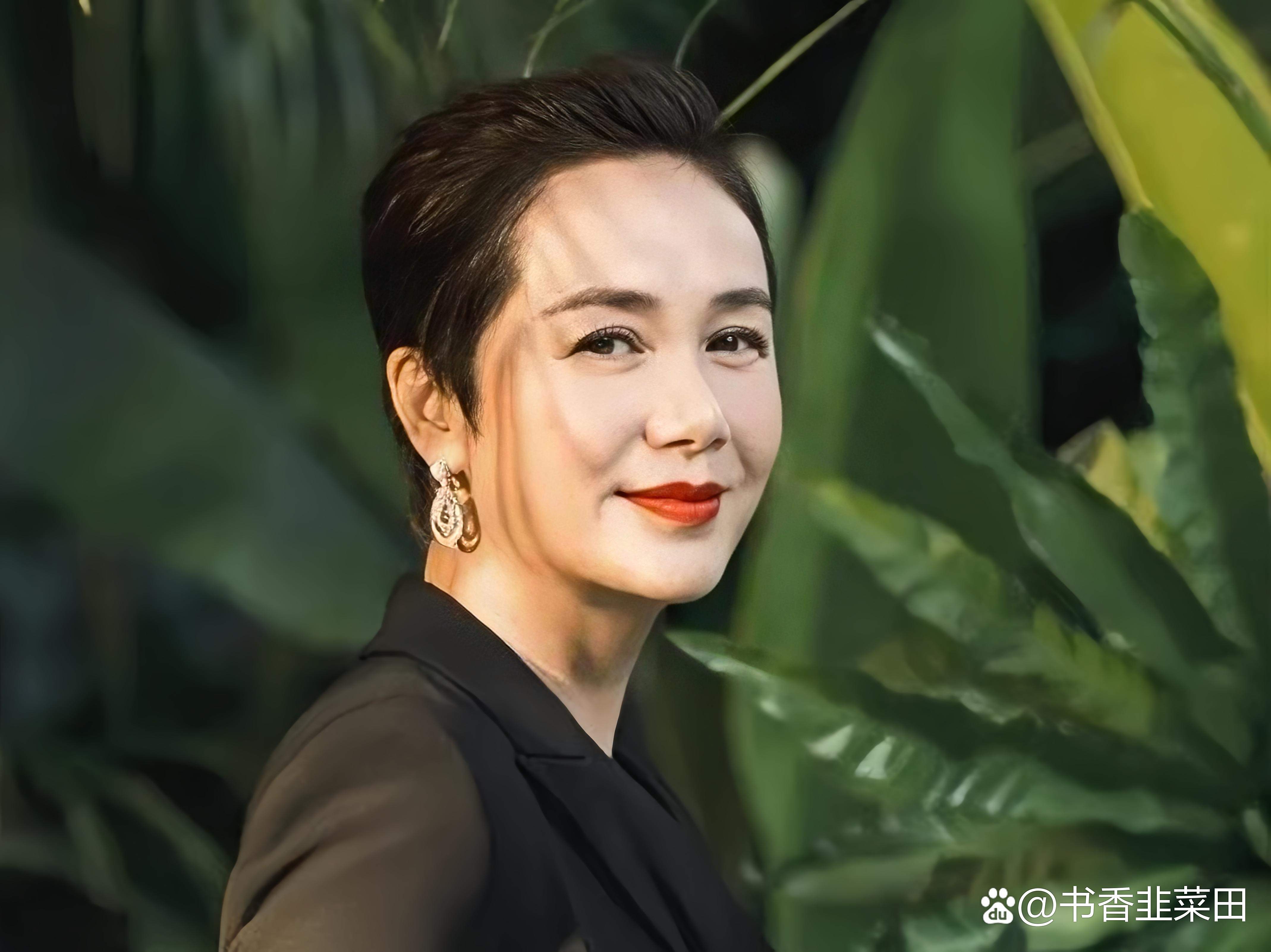 蔣雯麗怒告造謠博主獲賠12.5萬(wàn)蔣雯麗是一位知名的演員，她在演藝界有著很高的知名度和影響力。關(guān)于她怒告造謠博主并成功獲得賠償?shù)南⒁鹆藦V泛關(guān)注。據(jù)報(bào)道，蔣雯麗確實(shí)成功地起訴了一些造謠博主并獲得了賠償。這些博主因?yàn)榘l(fā)布了一些關(guān)于蔣雯麗的虛假信息，侵犯了她的名譽(yù)權(quán)和隱私權(quán)，被判賠償蔣雯麗一定的經(jīng)濟(jì)損失和精神損害賠償金共計(jì)人民幣12.5萬(wàn)元。這一事件反映了公眾人物維護(hù)自身權(quán)益的重要性，同時(shí)也提醒人們?cè)诰W(wǎng)絡(luò)時(shí)代要尊重他人的隱私和名譽(yù)，避免散播不實(shí)信息和謠言。