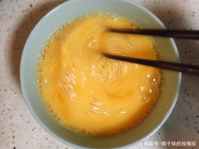 預(yù)制雞蛋液1袋蒸8碗能吃嗎預(yù)制雞蛋液一般是經(jīng)過加工處理的食材，其安全性和適宜食用量通常會在產(chǎn)品包裝或說明上有詳細(xì)標(biāo)注。關(guān)于使用一袋預(yù)制雞蛋液來蒸8碗食物是否能吃，這主要取決于你所使用的預(yù)制雞蛋液的品牌、種類以及質(zhì)量。