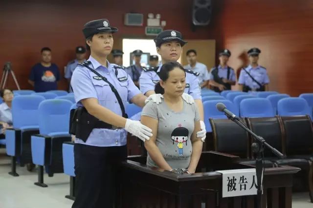 入室搶嬰案主犯被判死緩后破口大罵入室搶嬰案主犯被判死緩后的態(tài)度
