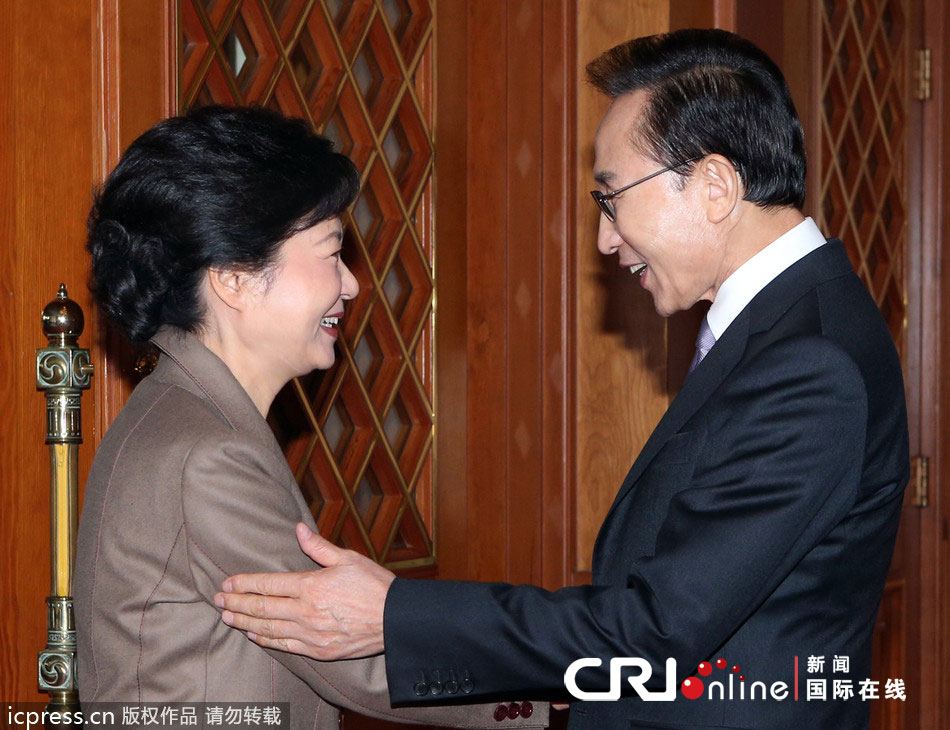 樸槿惠與李明博再會樸槿惠與李明博再度會面，歷史與現(xiàn)實的交織，政治與情感的碰撞