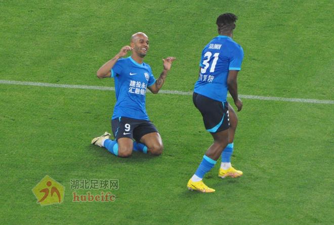 武漢三鎮(zhèn)近2場(chǎng)比賽丟9球武漢三鎮(zhèn)連遭打擊，近兩場(chǎng)賽事防線崩潰，九球失守揭示問題重重
