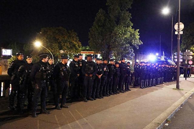 法國(guó)動(dòng)員8萬(wàn)警察與憲兵應(yīng)對(duì)抗議罷工法國(guó)政府正在動(dòng)員大量警察和憲兵來(lái)應(yīng)對(duì)即將發(fā)生的抗議罷工活動(dòng)。據(jù)報(bào)道，法國(guó)政府已經(jīng)準(zhǔn)備了至少八萬(wàn)警察和憲兵來(lái)應(yīng)對(duì)可能出現(xiàn)的混亂局面，以確保公共秩序和交通秩序不受影響。這些警察和憲兵將被部署在關(guān)鍵地區(qū)和交通節(jié)點(diǎn)，以應(yīng)對(duì)可能出現(xiàn)的抗議活動(dòng)和罷工行動(dòng)。