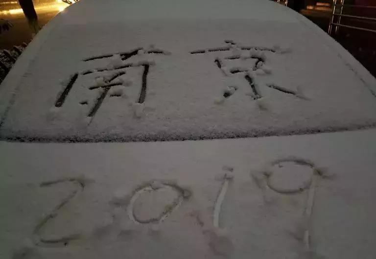 小學(xué)生站窗外打掃衛(wèi)生 當(dāng)?shù)鼗貞?yīng)據(jù)報(bào)道，有小學(xué)生站在窗外打掃衛(wèi)生的現(xiàn)象，對此當(dāng)?shù)亟o出了回應(yīng)。