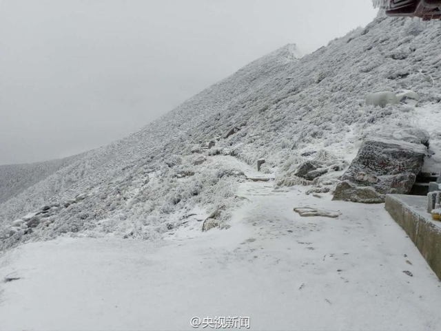 景區(qū)辟謠陜西太白山下大雪根據(jù)我所掌握的知識，目前并沒有關(guān)于陜西太白山下大雪的官方報道或證實信息。因此，關(guān)于太白山下大雪的消息可能是一種謠言。