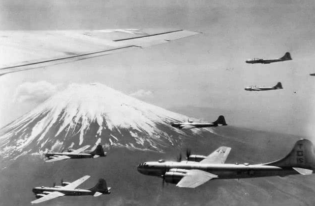 日本投降美國飛機飛過揭秘日本投降背后的故事，美國飛機飛越的歷史瞬間