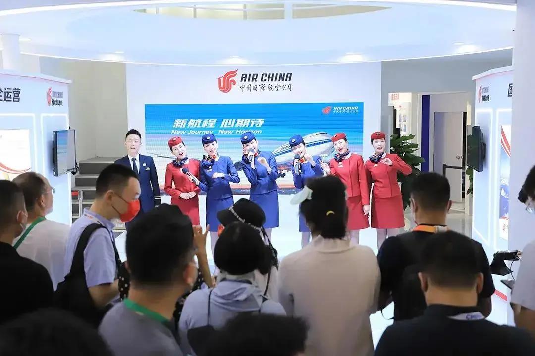 空姐舞蹈表演空姐舞蹈表演是一種融合了航空元素和舞蹈藝術(shù)的表演形式。在表演中，舞者扮演空姐的角色，通過舞蹈展示航空服務(wù)行業(yè)的專業(yè)性和魅力。這種表演通常包括各種舞蹈元素，如現(xiàn)代舞、民族舞、芭蕾舞等，同時融入空姐的職業(yè)特點(diǎn)，如安全演示、服務(wù)流程等。