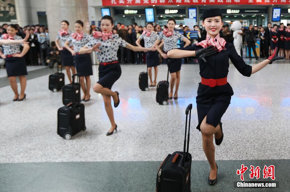 空姐飛行途中跳舞空姐空中舞蹈，飛行中的驚喜瞬間