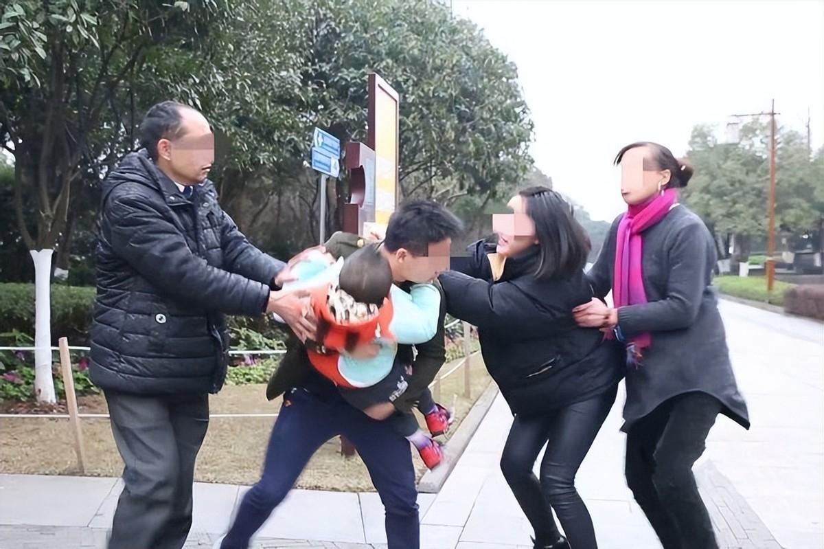 被搶男嬰成年后出庭直面人販子被搶男嬰成年后出庭直面人販子的勇氣與正義