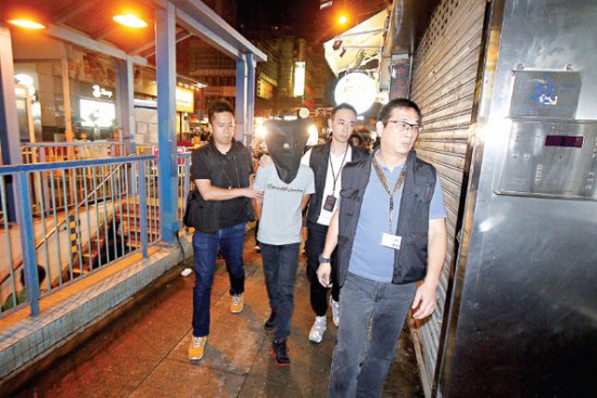 香港半億黃金盜竊案37歲主謀落網(wǎng)香港警方成功破獲一起涉及半億黃金的盜竊案，該案主謀為一名37歲的男子。警方經(jīng)過深入調(diào)查，成功鎖定并逮捕了涉案嫌疑人。這起盜竊案涉及大量黃金，對警方和社會造成了極大的影響。目前，案件正在進一步審理中，警方正在全力追查被盜黃金的下落，并努力追繳被盜財物。