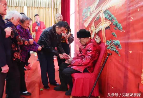 百歲老人偷玩曾孫玩具 兒子悄悄記錄百歲老人偷玩曾孫玩具，兒子悄悄記錄下的溫馨時(shí)光