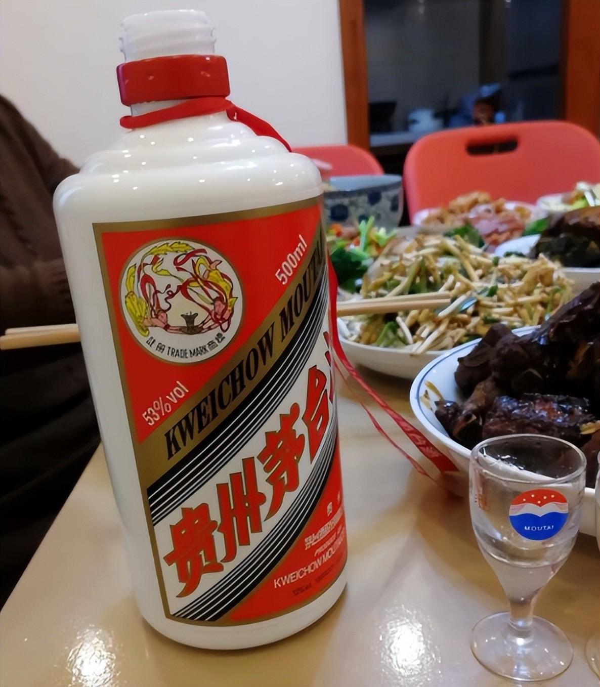 茅臺(tái)酒和茅臺(tái)股價(jià)格雙“降溫”茅臺(tái)酒和茅臺(tái)股票的價(jià)格雙雙出現(xiàn)降溫現(xiàn)象，主要是由于市場(chǎng)環(huán)境的變化以及消費(fèi)者需求的調(diào)整。具體來(lái)說(shuō)