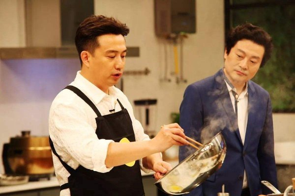 黃磊稱(chēng)會(huì)繼續(xù)給何炅做飯黃磊稱(chēng)會(huì)繼續(xù)給何炅做飯，友情炊事，溫馨延續(xù)