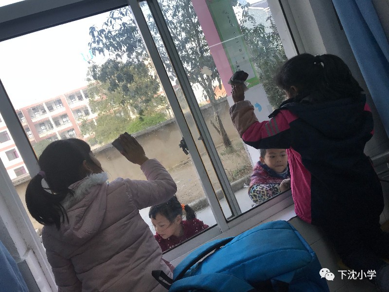 小學(xué)生站窗外打掃衛(wèi)生 當(dāng)?shù)鼗貞?yīng)小學(xué)生站窗外打掃衛(wèi)生，當(dāng)?shù)亟逃块T(mén)積極回應(yīng)并采取措施