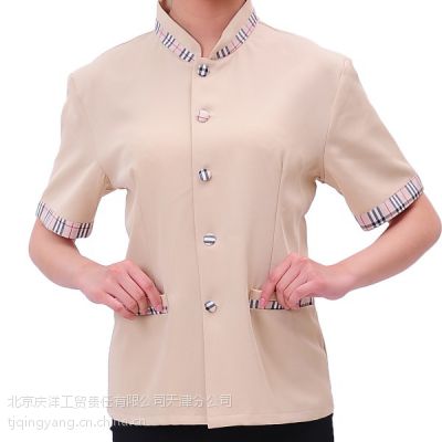 酒店保潔員衣服酒店保潔員的衣物通常是為了確保清潔工作的順利進行而特別設計的。這些衣物不僅要求功能性強，還需要符合衛(wèi)生標準，同時考慮到舒適性和專業(yè)性。以下是一些關于酒店保潔員衣物的常見描述