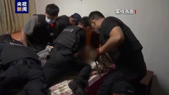 入室搶嬰案主犯被判死緩后破口大罵入室搶嬰案主犯被判死緩后破口大罵，法律面前不容放肆