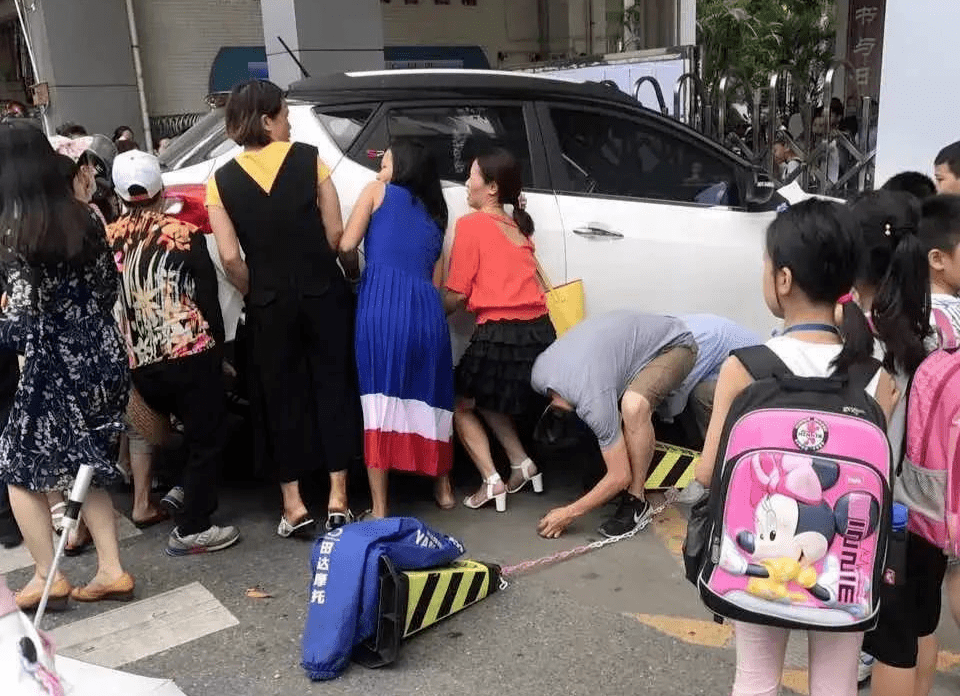 老師校內(nèi)駕車撞傷兩小學(xué)生 校方回應(yīng)老師校內(nèi)駕車撞傷兩小學(xué)生，校方回應(yīng)引發(fā)社會關(guān)注