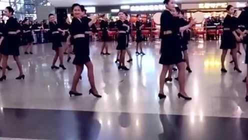 空姐飛行途中跳舞視頻關于空姐在飛行途中跳舞的視頻，需要明確的是，這種行為是不符合職業(yè)規(guī)范和航空安全要求的。