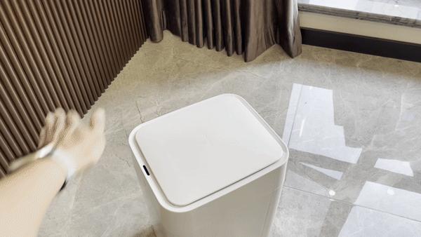 殲20飛行員“開蓋”向觀眾揮手示意殲-20飛行員在飛行表演中打開艙蓋向觀眾揮手致意是一種展示飛行員高超技能和飛機(jī)優(yōu)越性能的方式。這種揮手動(dòng)作不僅展示了飛行員的自信和勇氣，也體現(xiàn)了殲-20戰(zhàn)斗機(jī)的可靠性和安全性。同時(shí)，這一動(dòng)作也是為了向觀眾展示空軍飛行員良好的心理素質(zhì)和勇往直前的精神風(fēng)貌。
