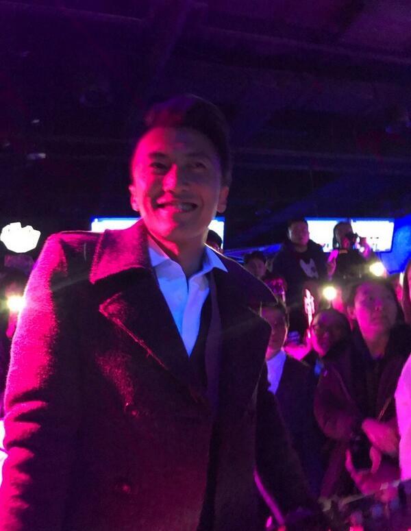 謝霆鋒廣州演唱會和粉絲共度風(fēng)雨謝霆鋒廣州演唱會，風(fēng)雨共度，與粉絲共舞激情之夜