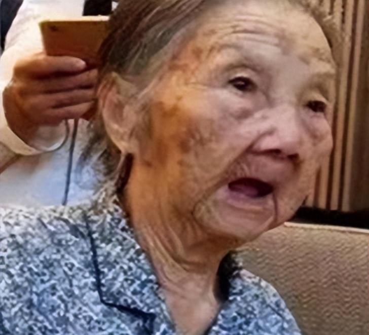 女特務假扮老太太進城女特務假扮老太太進城，揭秘背后的故事