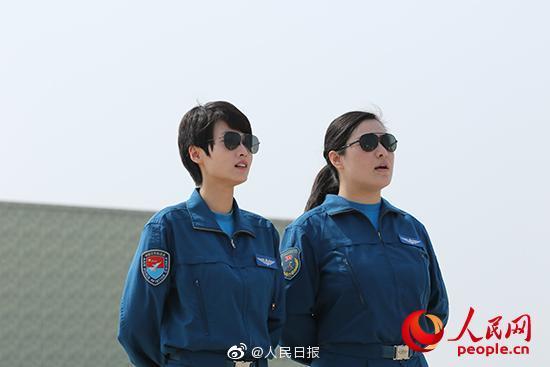 93閱兵最颯女機長亮相長春航展在長春舉辦的航展上，亮相的93閱兵最颯女機長引起了廣泛關(guān)注。這位女機長以其出色的飛行技能和堅定的意志，成為了眾多觀眾心目中的偶像。她的出現(xiàn)，不僅展現(xiàn)了女性在航空領(lǐng)域的杰出表現(xiàn)，也激勵著更多的年輕人追逐自己的夢想，勇攀高峰。