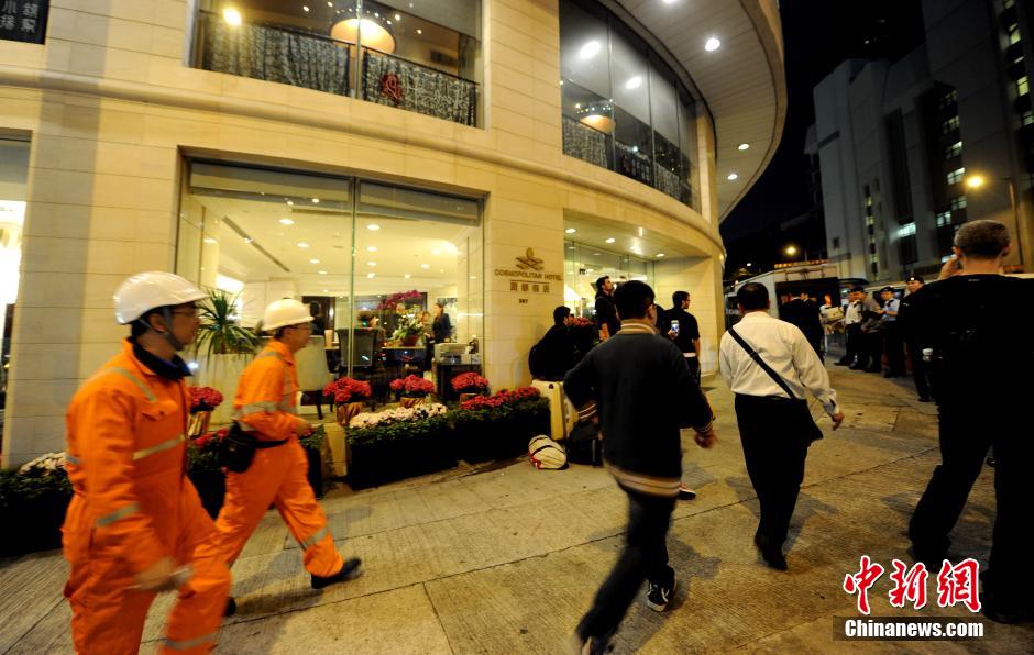 香港鬧市現(xiàn)戰(zhàn)時(shí)炸彈6000人被疏散香港鬧市出現(xiàn)疑似戰(zhàn)時(shí)炸彈的消息引發(fā)了廣泛關(guān)注。據(jù)報(bào)道，這一事件導(dǎo)致了大約6000人被疏散，警方和相關(guān)部門迅速采取行動，以確保公眾的安全。