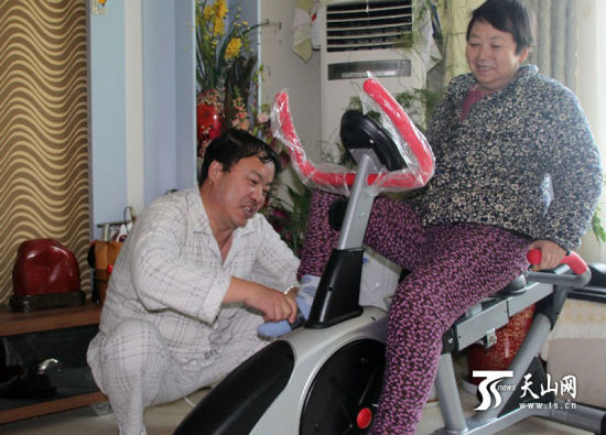 妻子帶著偏癱丈夫在新疆跑半掛妻子帶著偏癱丈夫在新疆跑半掛車是一種充滿挑戰(zhàn)和艱辛的行為。在這種情況下，妻子不僅要承擔(dān)日常的駕駛和運輸任務(wù)，還要照顧偏癱的丈夫，這需要極大的耐心和毅力。